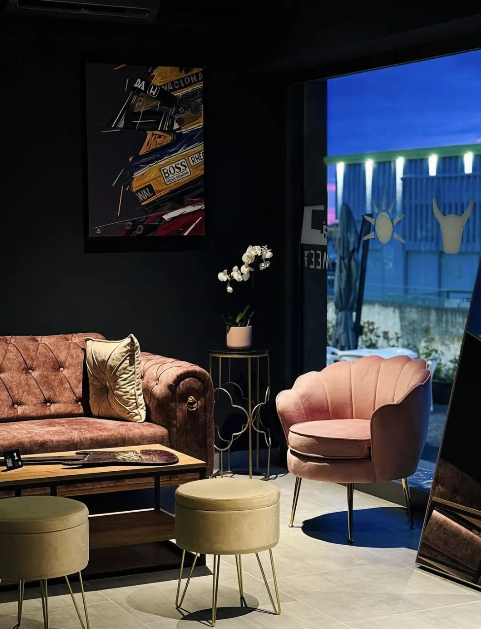 Interno La Cave — lounge con poster Senna